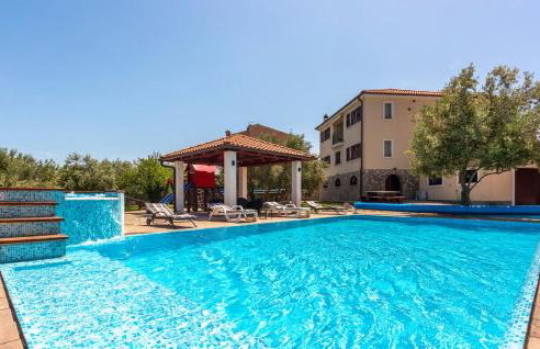 Villa With Pool, Jacuzzi, Sauna, Fitness, Playground & Wine Cellar - Photo 8