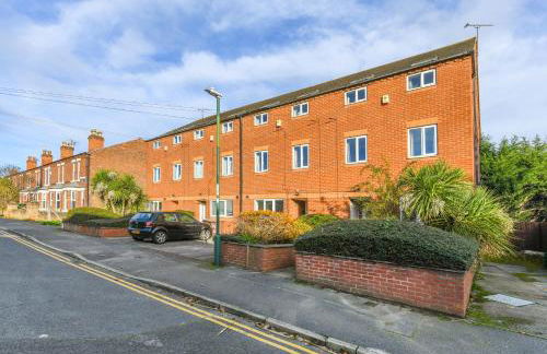 Spacious 6-Bed Home Sleeps 12, Near Highfields Park - Photo 24