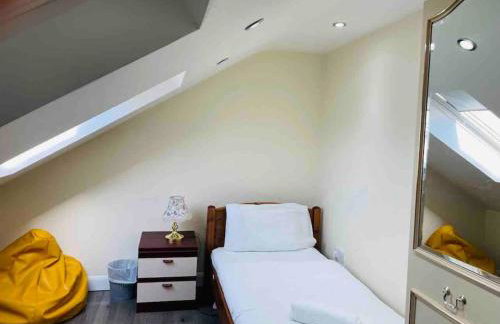 5 Bedroom House by monishortlets - Foto 17