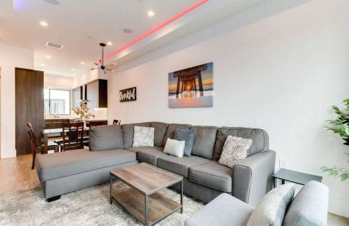 Luxury Modern 4 Bedroom 3 Bathroom Home with Rooftop Deck #2 - Photo 1