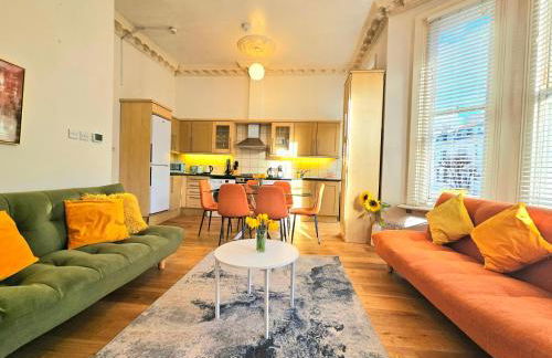 Charming Home with Private Balcony, on 1st floor, with 2 Bathrooms, 3 min walk to Earl's Court Station - Photo 21