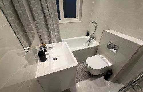 Luxury 4 Bedroom House in Harrow with Free Parking - Foto 21
