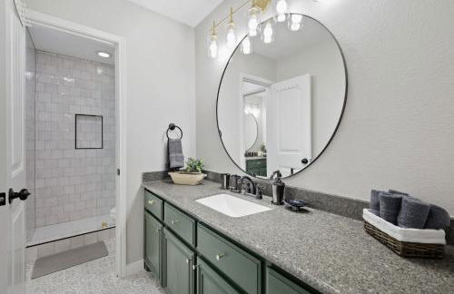 5-Bed 2-Bath with Pool & Backyard Retreat - Foto 25