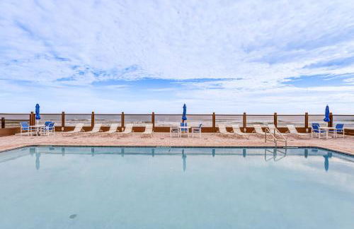 Beachfront Studio with Community Indoor Pool! - Foto 17