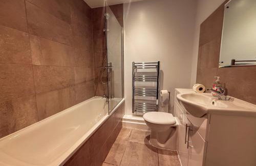 2 Bedroom Juliette Balcony Quayside Apartment with VIEWS and Parking Sleeps 4 - Foto 7