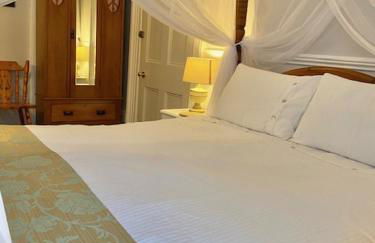 Simply the best ! 4 min walk to Beach, Pubs, Restaurants, Shops, Htd Pool, Hottub, Games rm, 1 acre Garden, BBQ's Coast to Coast cycle path, Beautiful, Bassets acre, Only six 1-3 bedroom SUPERB apartments, Free Parking and WIFI - Foto 7