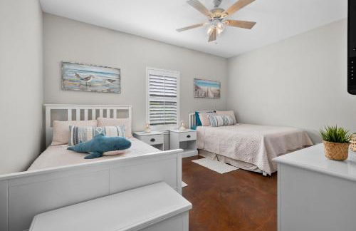 Sunny Townhome with Pool Access about 1 Mi to Beach - Foto 11