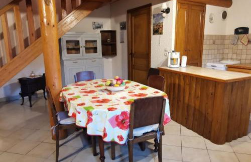Maison de charme en pierre au bord d’un ruisseau, proche d’un bourg médiéval – Jardin et garage inclus - FR-1-582-151 - Foto 10