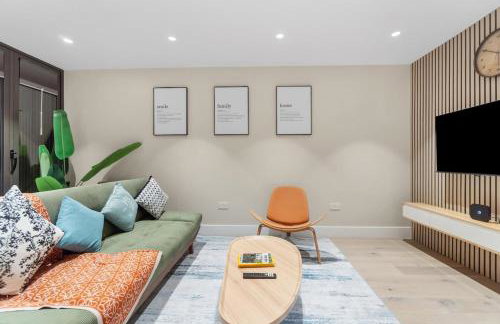 Luxe Home for Work & Play - Foto 13