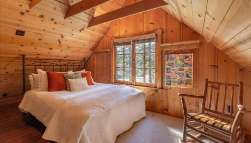 Coziest Cabin in Tahoe w Stone Fireplace Comfy Beds Close to Slopes & Lake - Foto 5