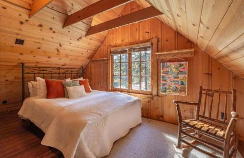 Coziest Cabin in Tahoe w Stone Fireplace Comfy Beds Close to Slopes & Lake - Foto 3