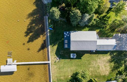 Lakefront - Spacious Family Getaway with Dock! - Foto 52