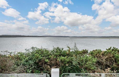 Bay View 2-Bed Lodge with Glorious Harbour View and Balcony - Photo 32