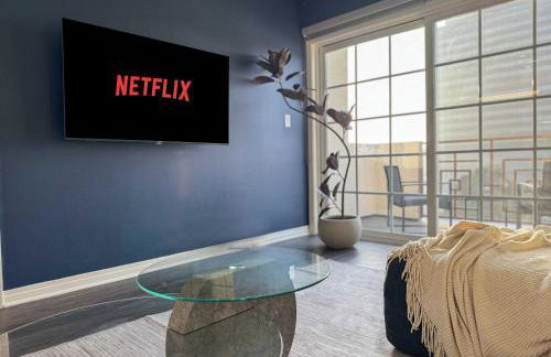 Bright & Spacious in Iconic LA Neighborhood Free parking - 10mins to Cedars - Photo 2