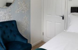 Elegant & Cozy 3 Bed End Terraced Stay - Photo 8