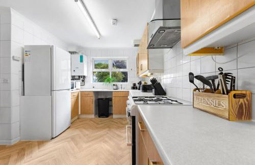 Cozylease 3 Bedroom Canary Wharf Family,Workcation, Fast WiFi, Workspace,1 stop to City - Photo 48