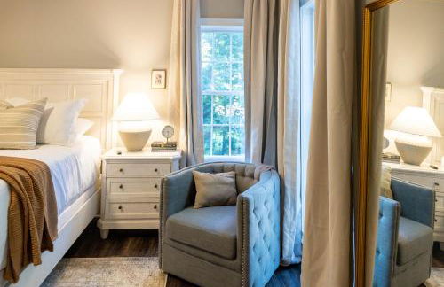 Sink into the Luxe Corner Tub at an Upscale, Spacious Home - Foto 22