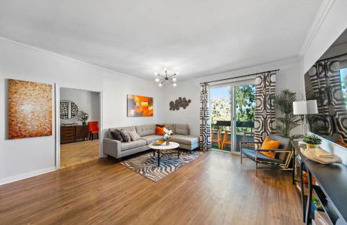 Beverly Hills 2 bed 2 bath Penthouse with Den and Parking 414 - Photo 2