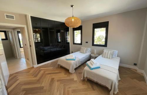 ULTIMATE LUXURY DREAM VILLA with 7 BEDROOMS, GYM, SPA and INFINITY POOL - Photo 53