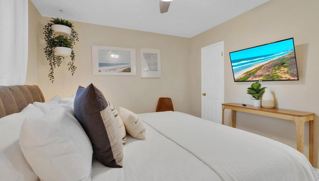 Designer Coastal Paradise w Pool - Steps to Beach - Foto 3, Quarto