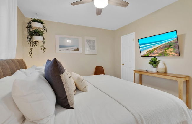 Designer Coastal Paradise w Pool - Steps to Beach - Foto 13