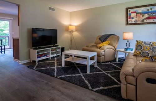 Lovely West Akron home with attached private garage - Foto 14