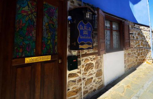 Renovated Old Manor House With Yard - Photo 12