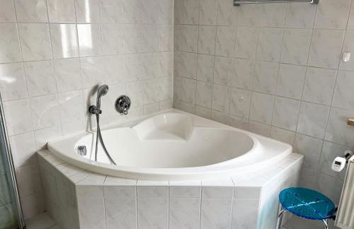 Große & voll ausgestattete Apartments, Studios, Doppelzimmer, Workspace, Parkplatz, Netflix, Prime & schnelles Wifi in ruhiger Lage mit Garten - Foto 45