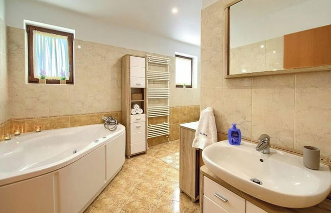 Villa Tara With a Beautiful Heated Pool - Photo 8