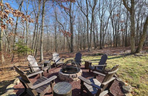 Stunning Poconos Villa- Hot Tub, Pool, Game Room, BBQ & more - Foto 16