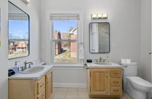 Deluxe 6 Bedroom 3 Min to Downtown w 2-car Driveway - Foto 66