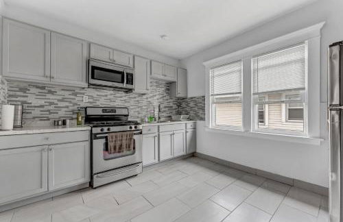 Renovated Main Floor Large 3 Bed House - Photo 5