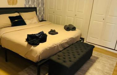 Modern Boho 3BR Duplex Escape with Pool & King Bed Near Beach - Foto 13