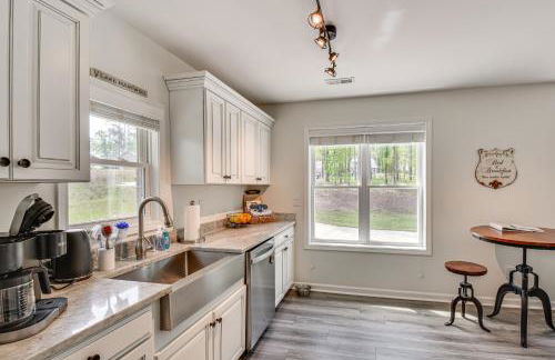 Waterfront Townville Home with Hot Tub and Dock! - Foto 9