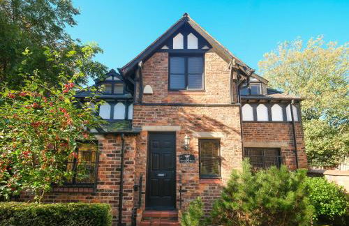 Detached House with Gated Parking in Whalley Range, Near Manchester City Centre - Foto 1