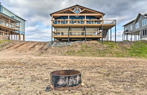 Upscale Riverfront Home with Beach and Fire Pit! - Foto 41