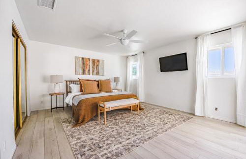 Spacious home with pool, fireplace, outdoor deck - Foto 18