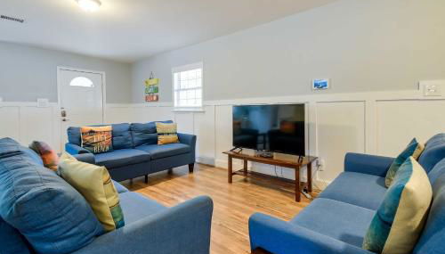 Walk to Atlantic Beach Family Gem with Fenced Yard - Foto 2