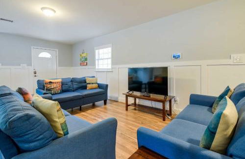 Walk to Atlantic Beach Family Gem with Fenced Yard - Foto 2