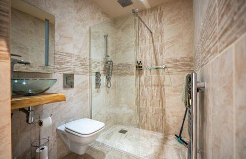 Rosemary Lodge 2BR with Hot Tub near Black Mountain - Foto 8