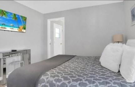 Spacious 3 bedroom pool home with lake view - Foto 28