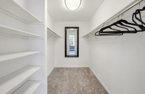 Bright Family Retreat with Private Backyard & Loft - Foto 25