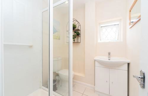 Spacious 4 Bed House Free Parking Near Station - Pass the Keys - Foto 63