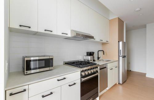 Blueground Greenpoint pool nr Transmitter Park NYC-2229 - Photo 4