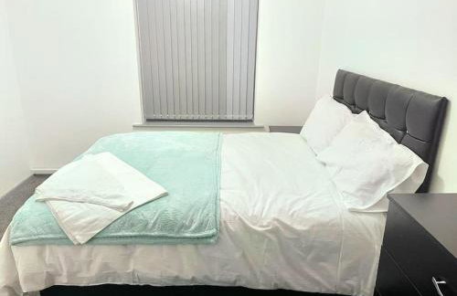 Lovely 3 Bed Ground Floor Apartment Near QE Hospital Harborne Birmingham New - Photo 58