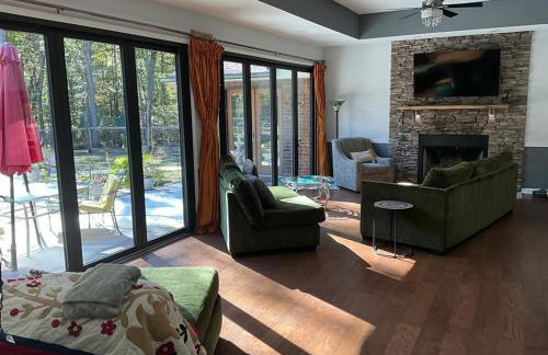 Quiet Forest Vacation home on a Private Road with Spacious Patios, Fire pit, Pet friendly and a Private pool - Foto 11