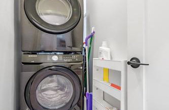 Modern 2BR Apartment with Free Parking in Avondale - Foto 14