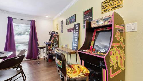 LSU Slammer Arcade 4 5 mile to LSU Private Yard - Foto 1