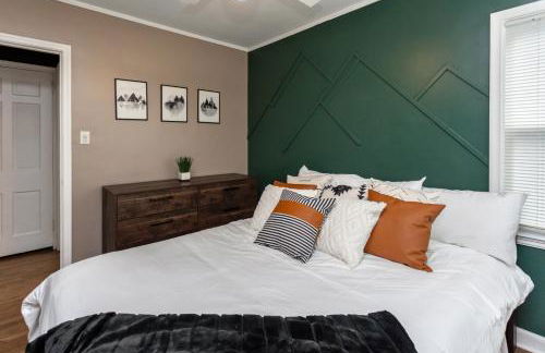 Near Drake/Downtown packed w/Amenities - Hot Tub - Movie Theater - Photo 27