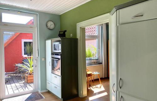 FeWo mit 3 SZ, direkte Innenstadtlage, Südterrasse, Parkplatz auf dem eigenem Privatgrundstück, 2x E-Bike und E-Autoladesäule inklusive, Konzertkirche, Schauspielhaus, FH, Jahnsportforum sowie der Tollensesee sind fußläufig in ein paar Minuten erreichbar - Foto 15